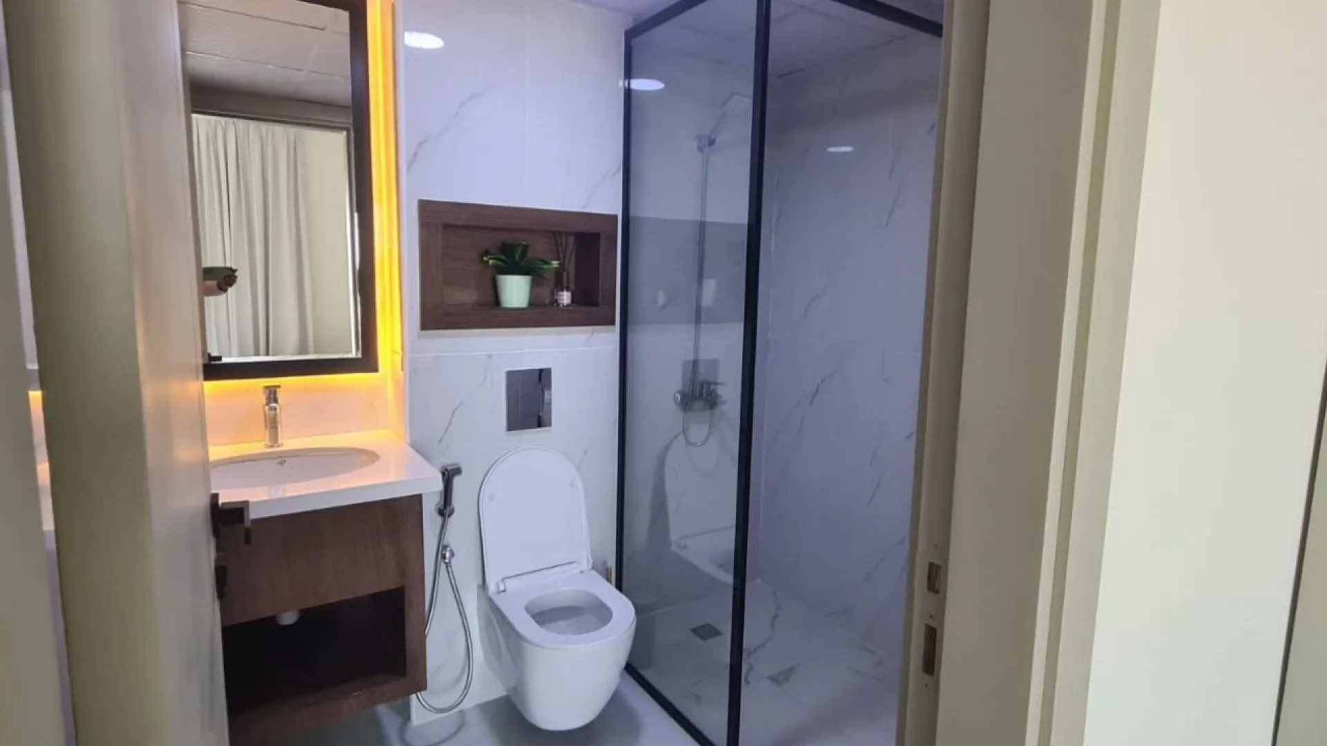 Bezugsfertiges 1-Zimmer-Apartment mit Balkon zum Verkauf in Equiti Gates, Downtown Jebel Ali
