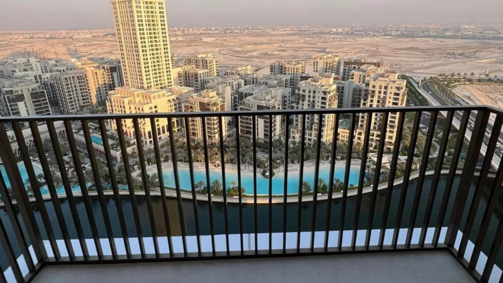 شقة مفروشة بالكامل مكونة من غرفتي نوم للبيع بإطلالة على القناة في كريك بالاس، دبي كريك هاربور